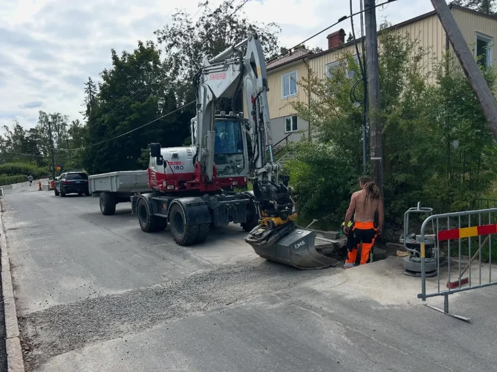 Grävmaskin i Skärholmen utför markarbete för byggprojekt, entreprenadtjänster, grävning och schaktning.